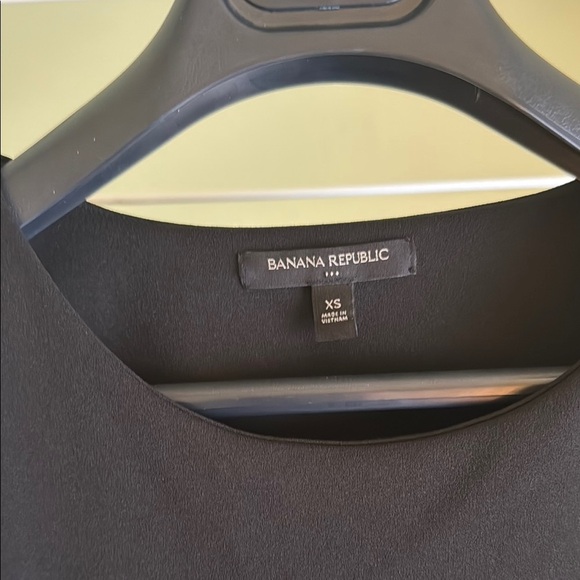 Black Short Sleeve Blouse Banana Republic size XS (A12) - Picture 2 of 5